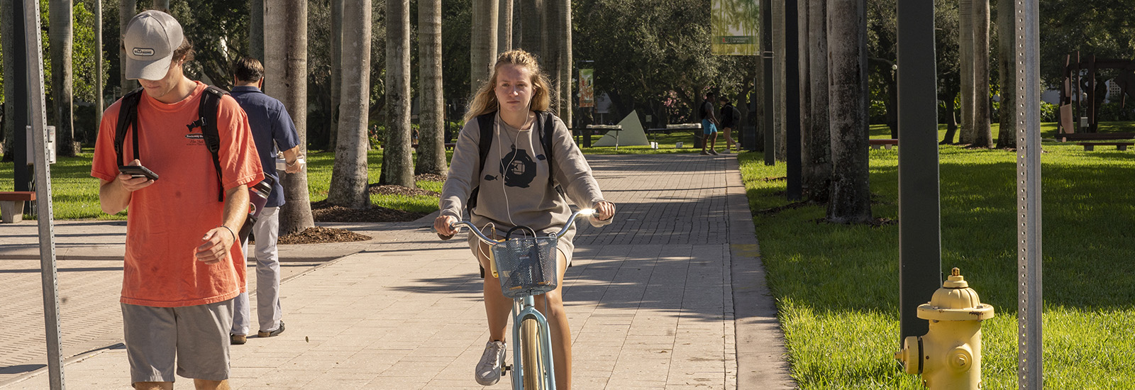 UM students traveling to class